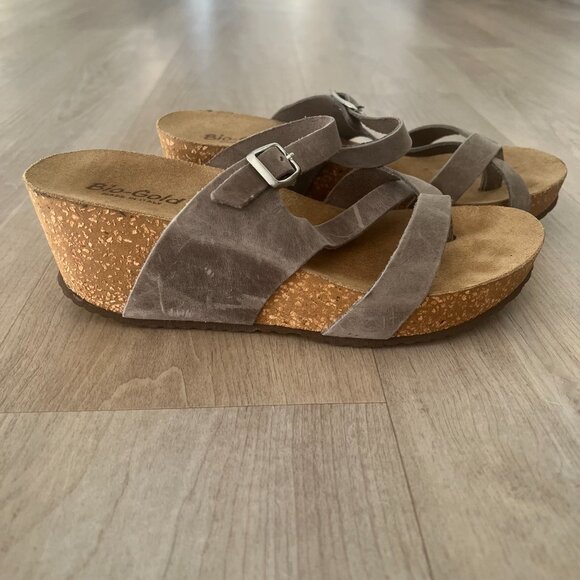 Bio Gold Sandals Sz 8 Gray Wedge Cork Leather Bohemian Comfort Strappy Slip On - Picture 2 of 7